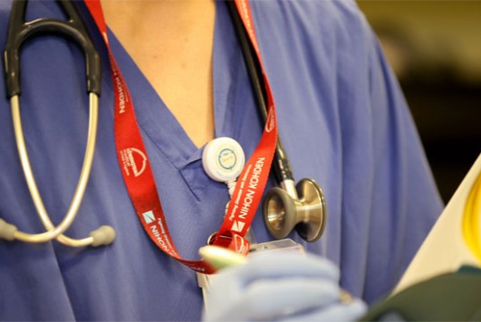 Ludzie korzystają z prywatnej opieki zdrowotnej, aby uniknąć kolejek w NHS