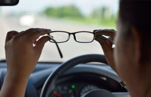 Prowadząc samochód pamiętaj o założeniu odpowiednich okularów