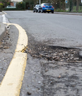 Ostrzeżenie dla samorządów: albo rozwiążcie problem „dziur w drogach”, albo straćcie pieniądze