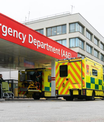 Ponad 250 pacjentów „co tydzień niepotrzebnie umiera z powodu długich kolejek na oddziałach ratunkowych”