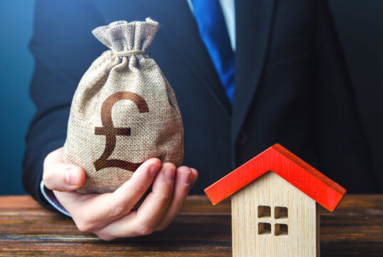 Kredytodawcy obniżają ceny kredytów hipotecznych- Bank Anglii utrzymuje stopy procentowe