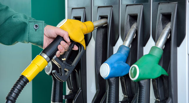 Sprzedawcy detaliczni benzyny powinni obniżyć cenę o 5 pensów za litr