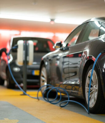 Opóźnienie wprowadzenia zakazu aut spalinowych może wpłynąć na sprzedaż elektryków