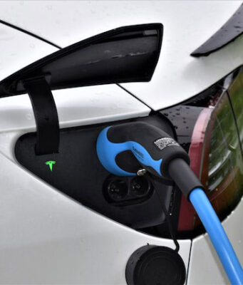 Spadek liczby konsumentów kupujących samochody elektryczne w UK