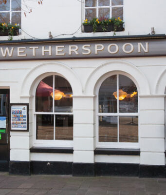 Właściciel sieci Wetherspoons popierający brexit otrzyma tytuł szlachecki