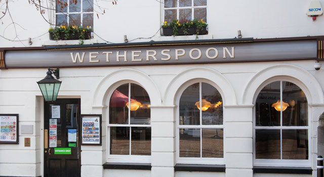 Właściciel sieci Wetherspoons popierający brexit otrzyma tytuł szlachecki