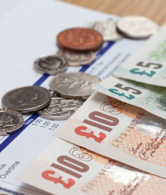 Wzrosła płaca minimalna: osoby powyżej 21. roku życia otrzymają 12,71 funta za godzinę