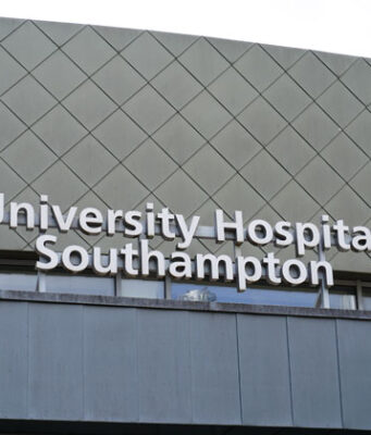 Szpital w Southampton: Powrót maseczek i ograniczenia wizyt