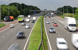 Nowe kamery drogowe z AI uchwyciły 10 000 kierowców