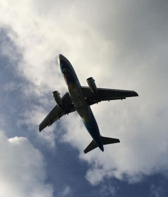 Samolot zawrócił na Heathrow z powodu pęknięcia szyby przedniej