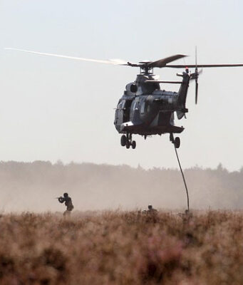 Harry mówi, że poświęcenie żołnierzy NATO w Afganistanie zasługuje na „szacunek”