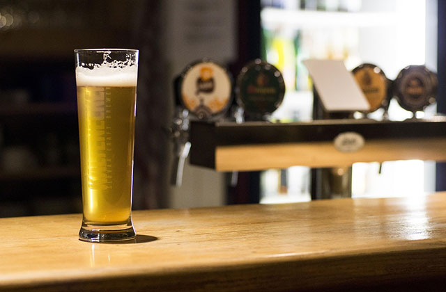 Wetherspoons zakazuje klientom odtwarzania muzyki z telefonów w pubach